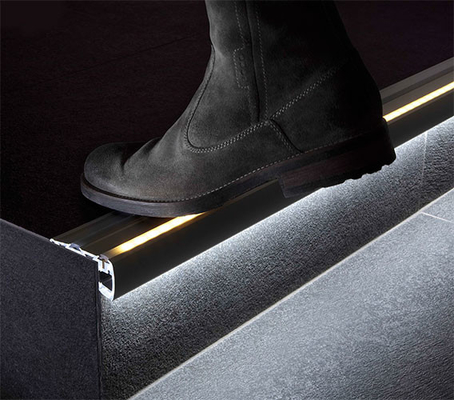 Harga bagus Profil Ekstrusi Aluminium LED Strip Lighting Stair Staircase Nosing Untuk Cinema Theater Step Light on line